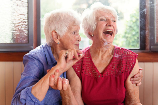 due anziane che fumano e ridono
