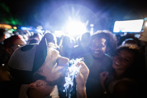 weed a una festa